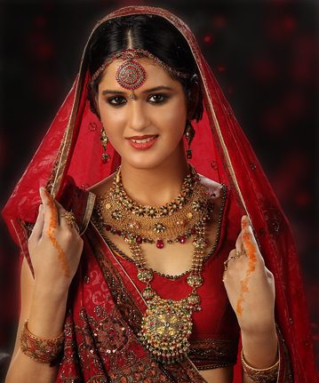 Chemmanur bride in a hand-finished 22-carat bridal set