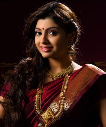 Temple gold haaram on a model